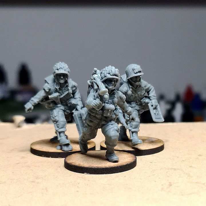 28mm WW2 US paratroopers, M2 Light Mortar and crew moving