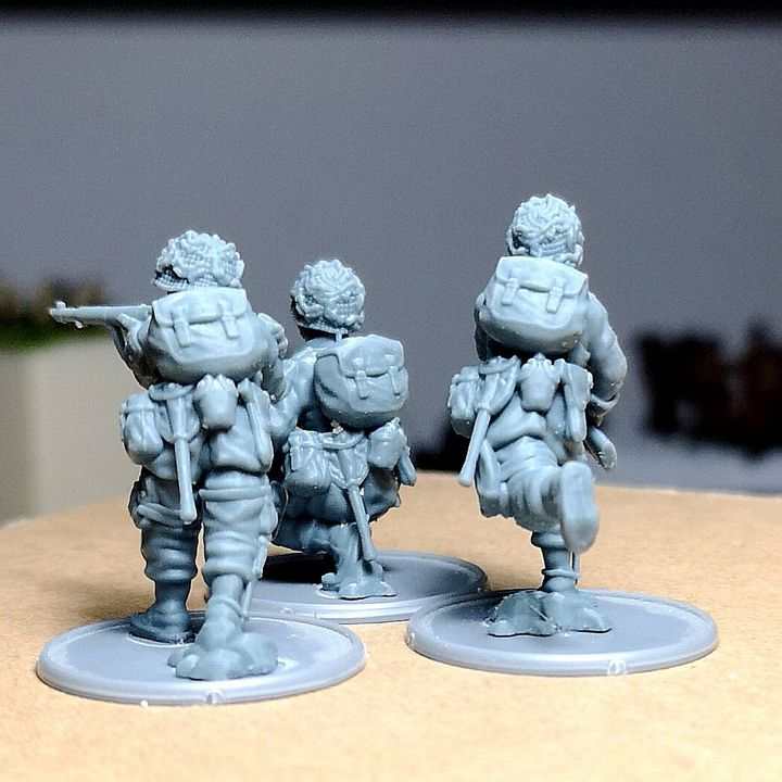 28mm resin miniatures of WW2 US paratroopers rifle team equipped with M1 Garand rifles unpainted