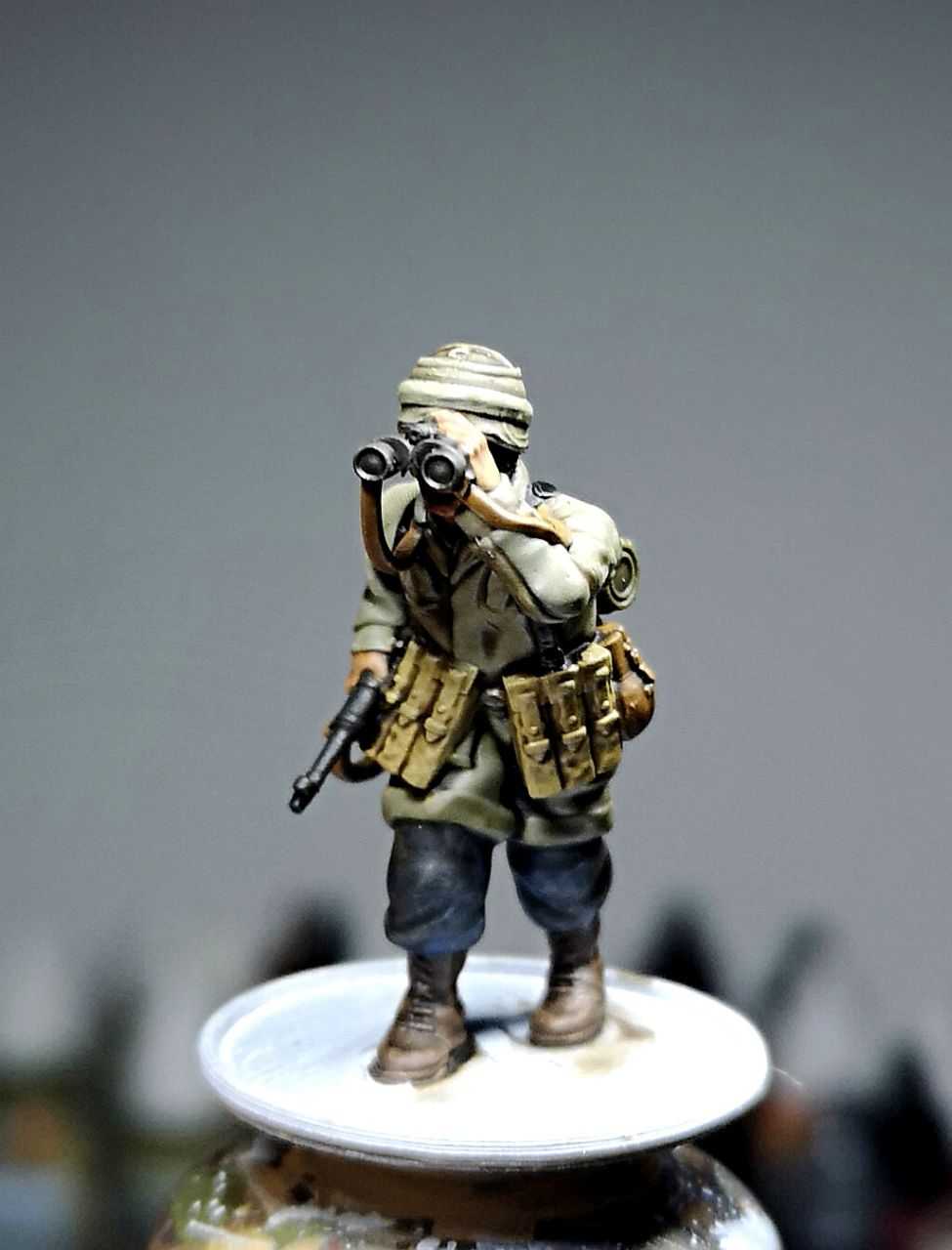 28mm WW2 German Paratrooper NCO observing with binoculars