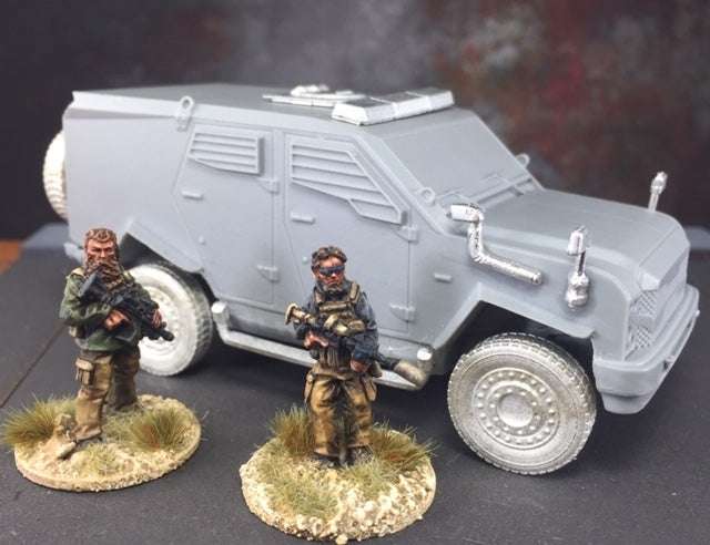 28mm Modern Sandcat 1/50 scale resin and metal model vehicle with two military miniatures