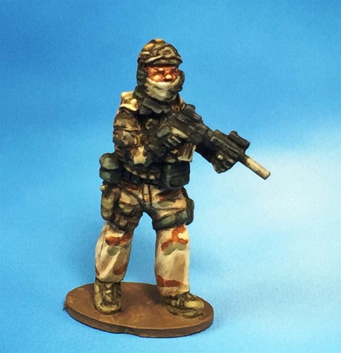 28mm French 1er RPIMa soldier miniature figure in camouflage uniform holding a rifle on a small base