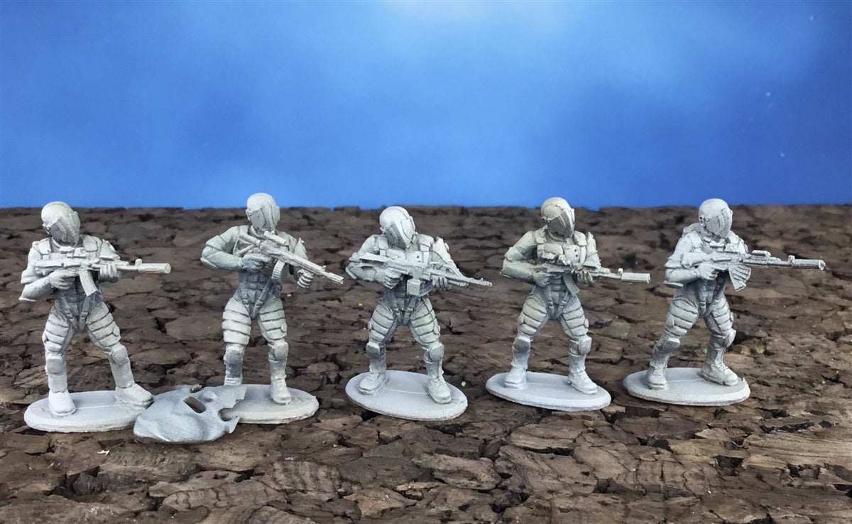Set of five 28mm modern Wynd NAGAs metal soldier miniatures with guns on textured ground