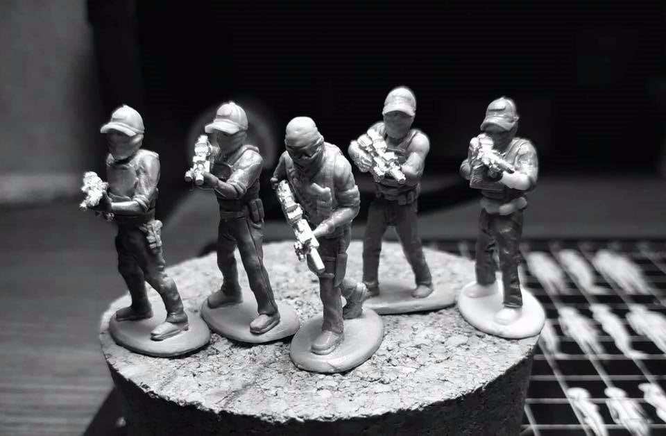 28mm unpainted modern Sicarios miniature figures armed with rifles on textured base