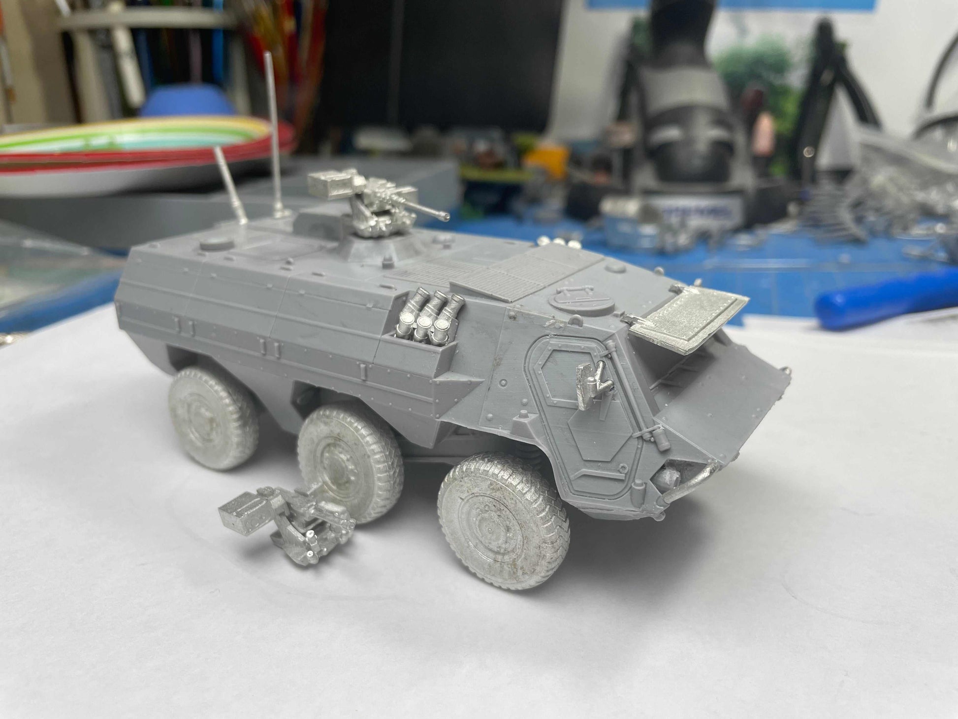 28mm Modern FUCHs 1/50 scale resin model of armored vehicle with interchangeable accessories
