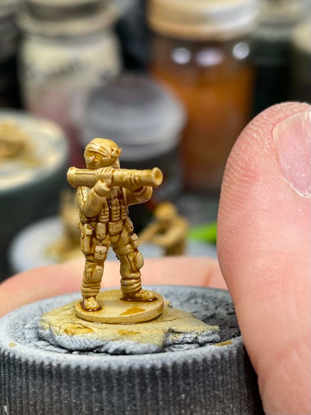 15mm modern special forces miniature figure holding anti-tank weapon on display base