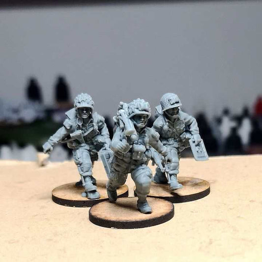 28mm WW2 US paratroopers resin miniatures carrying M2 light mortar pieces on bases for wargaming