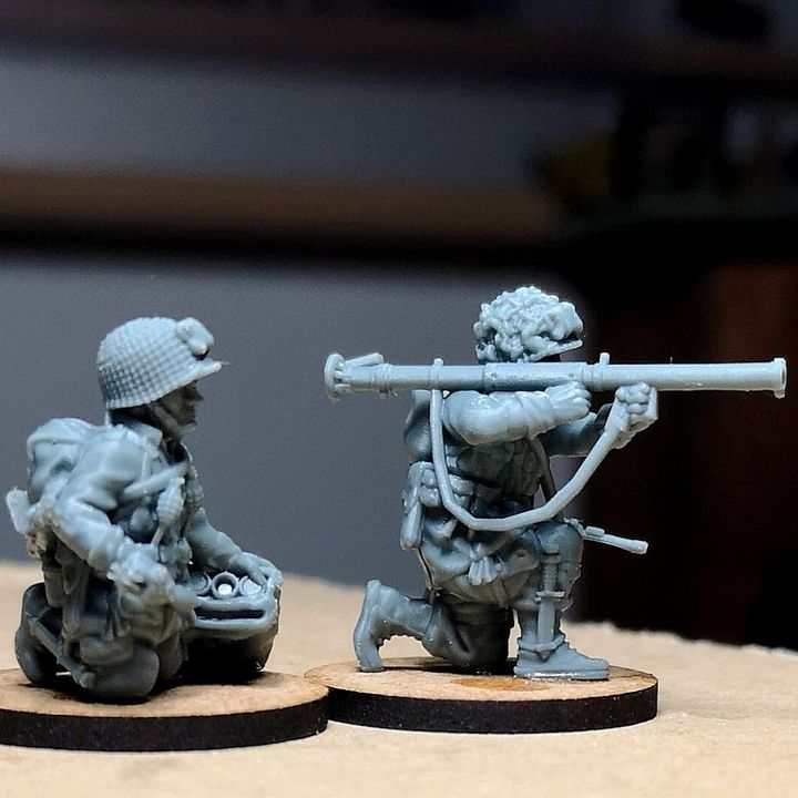 28mm US Paratroopers Bazooka Team firing 2