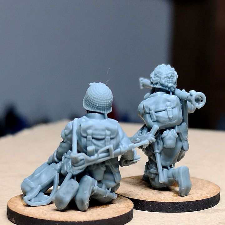 28mm US Paratroopers Bazooka Team firing 2