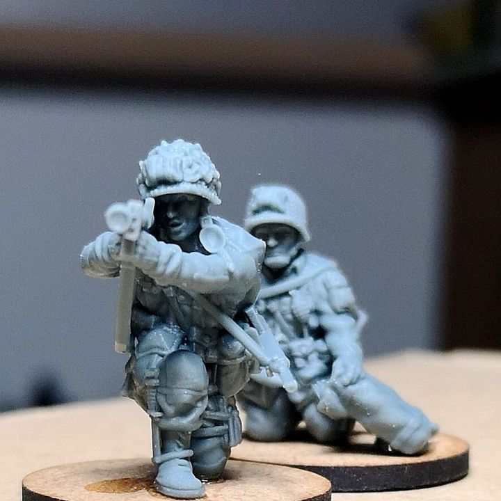 28mm US Paratroopers Bazooka Team firing 2