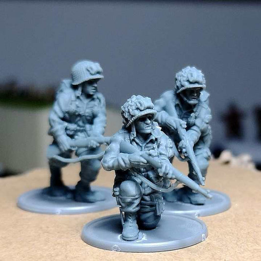 28mm WW2 US paratroopers resin miniatures set with M1 Garand rifles, unpainted and unbased