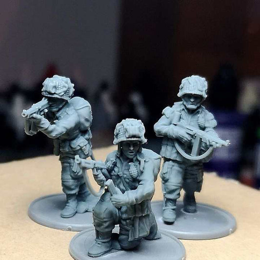 28mm WW2 US paratroopers resin miniatures armed with Thompson SMGs for tabletop skirmish games