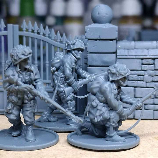 28mm WW2 US paratroopers miniatures with M7 grenade launchers and rifles unpainted resin models