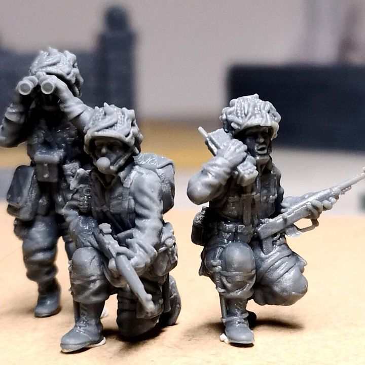 28mm WW2 US paratroopers command group resin miniatures unpainted with binoculars and walkie-talkie poses