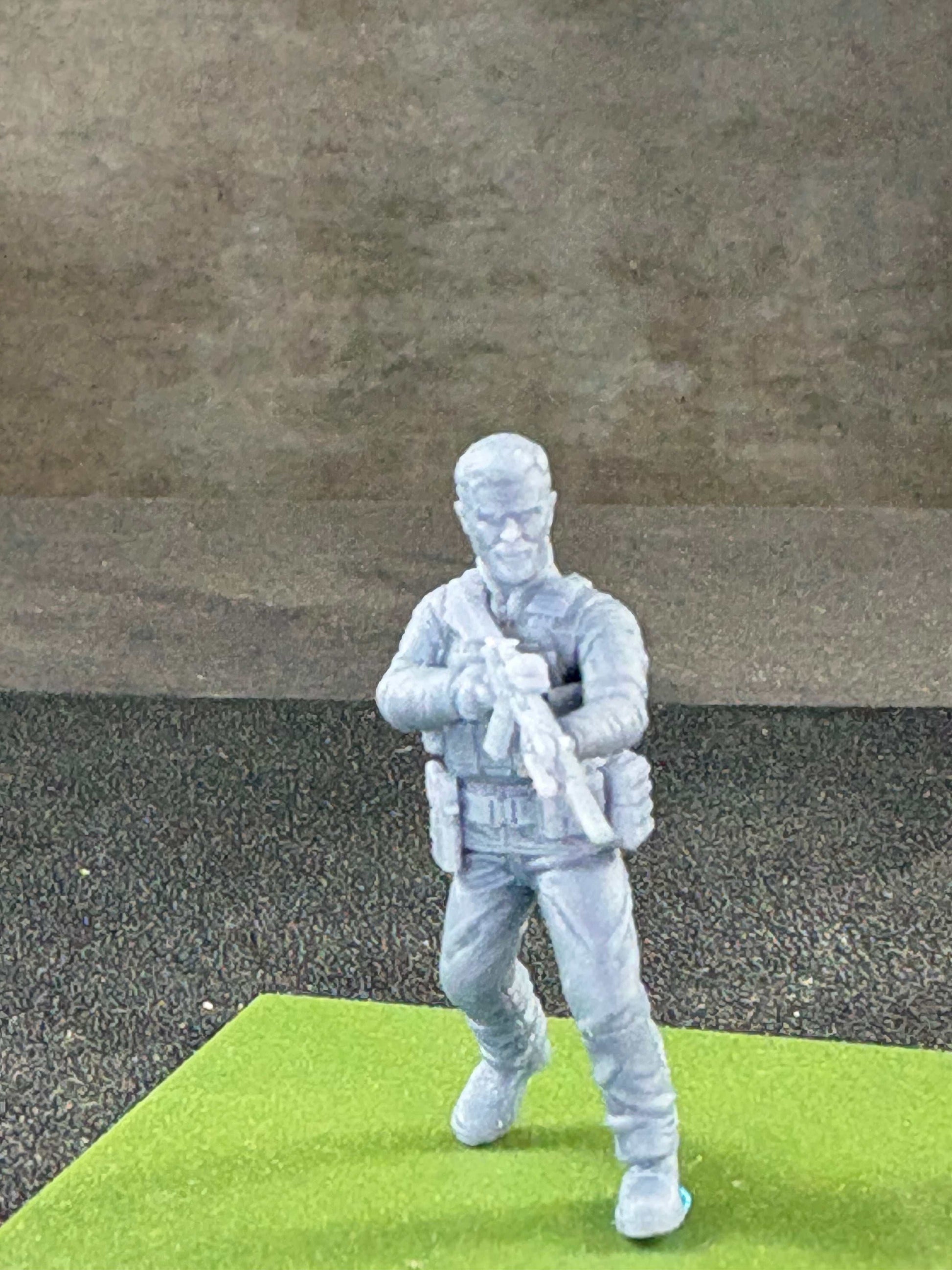 32mm Special Forces Extractor resin miniature model unpainted on green base