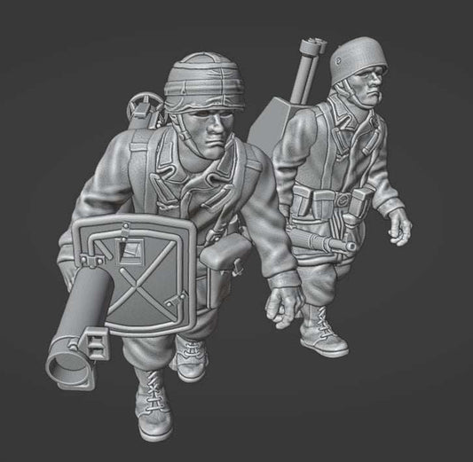 28mm German Fallschirmjager PzShreck team miniatures moving with heavy weapon