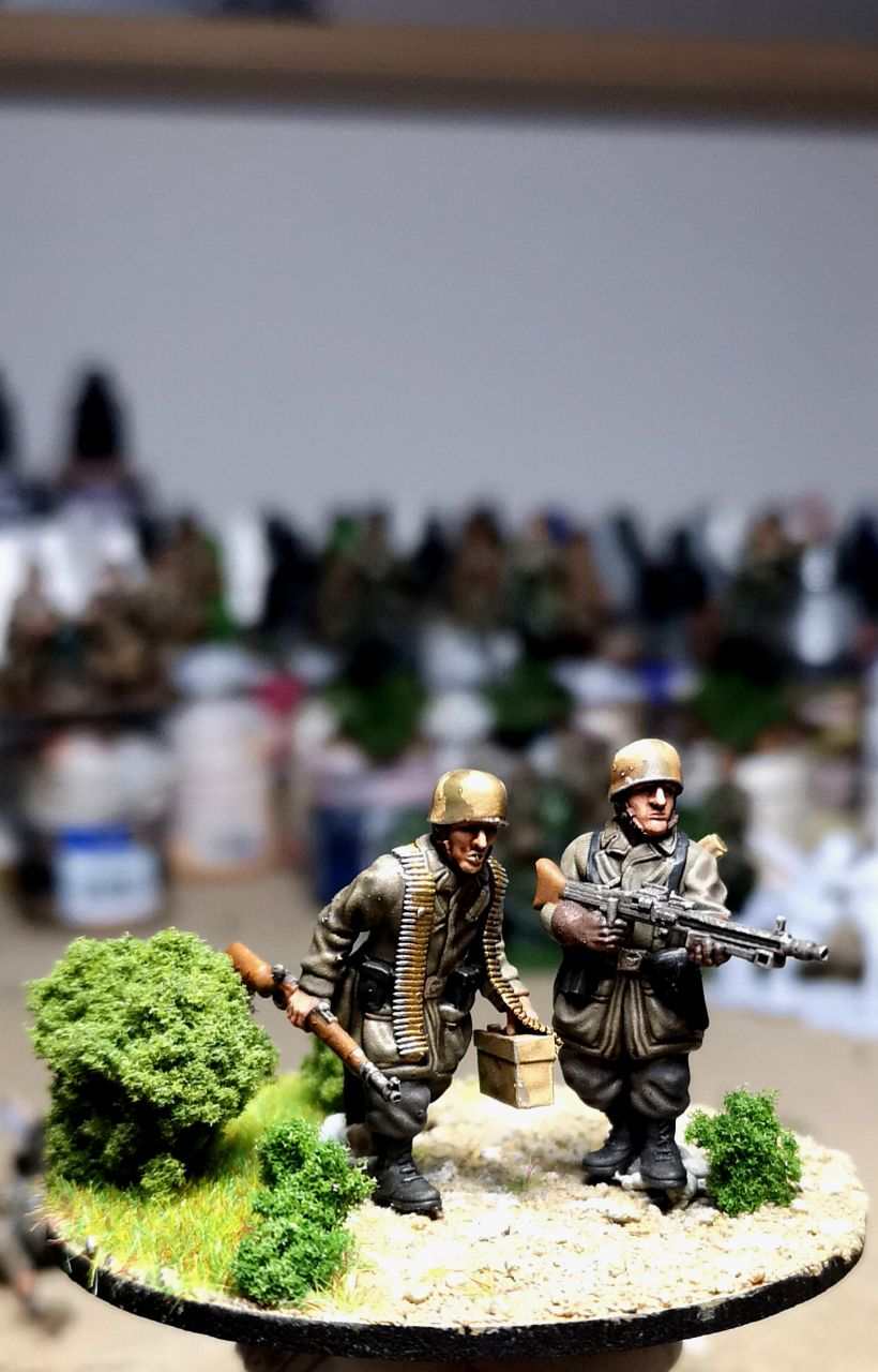 28mm German Fallschirmjager LMG 42 team miniatures with ammo box and ammo bearer on scenic base