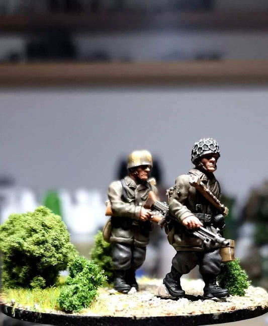 28mm German Fallschirmjager LMG 42 team miniatures carrying machine gun and ammo box