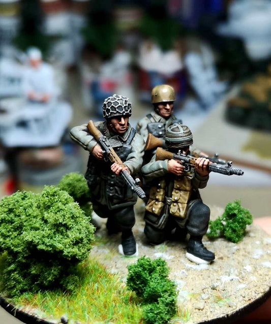 28mm German Fallschirmjager paratrooper miniatures with FG42 rifles in combat pose for WW2 games