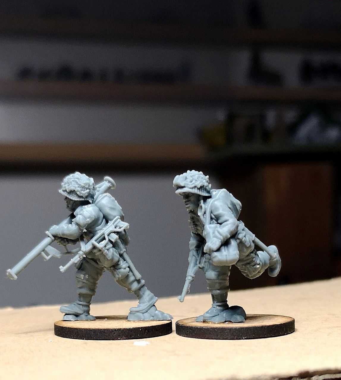 28mm WW2 US Paratroopers Bazooka Team Moving