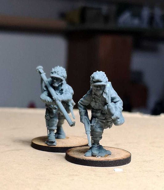 28mm WW2 US paratroopers bazooka team miniatures moving in action pose unpainted resin models