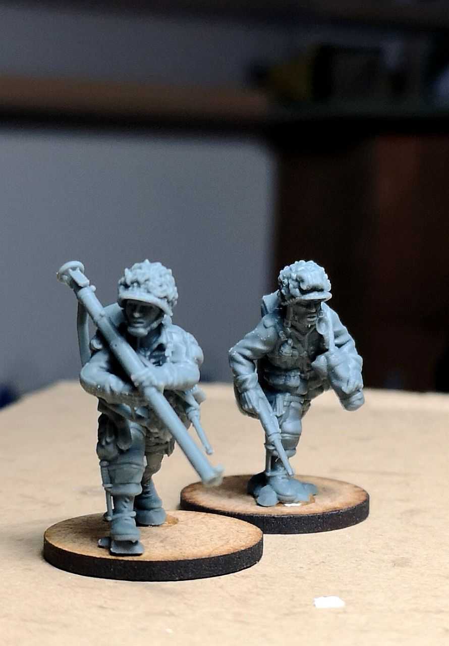 28mm WW2 US Paratroopers Bazooka Team Moving