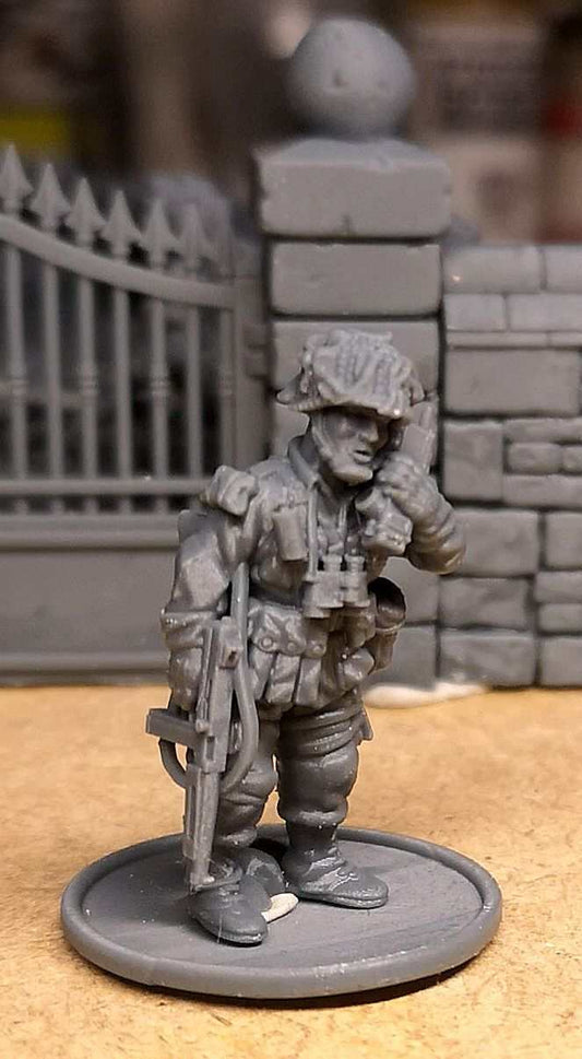 28mm WW2 US officer miniature with Thompson SMG and SCR-536 talkie walkie, unpainted resin model