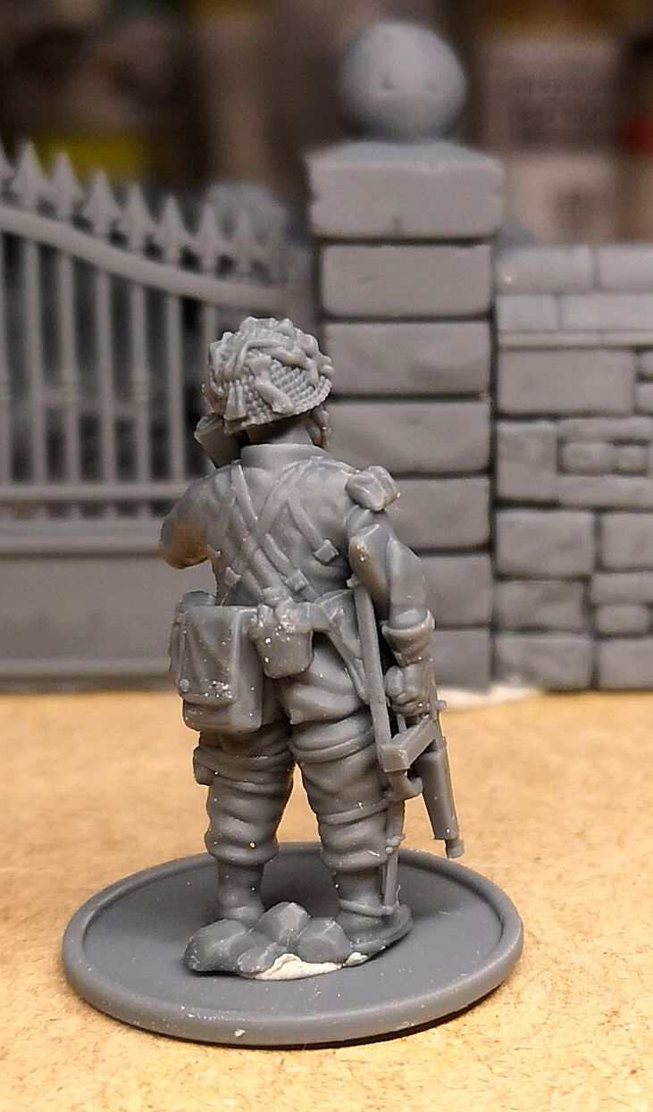 28mm WW2 US officer miniature with Thompson SMG and SCR-536 talkie walkie on round base