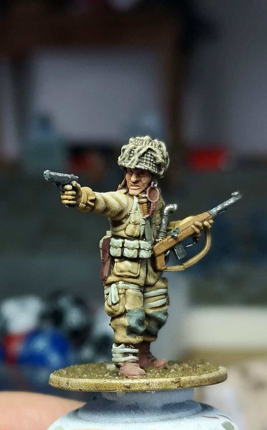 28mm WW2 US officer miniature holding Colt 45 pistol and M1 Carbine in combat pose