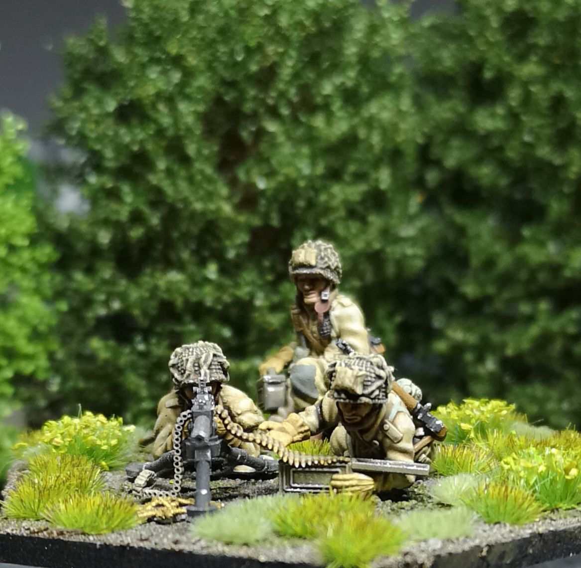 28mm WW2 US paratroopers miniatures with M1919 machine gun and crew in detailed diorama setting