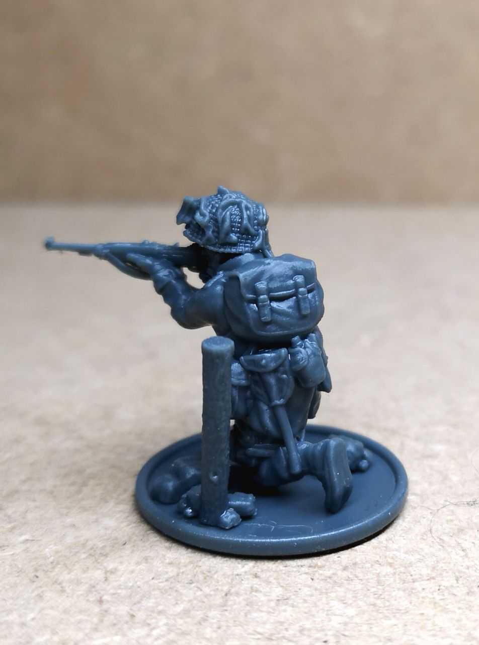28mm WW2 US paratrooper miniature firing M1 carbine resin model unpainted