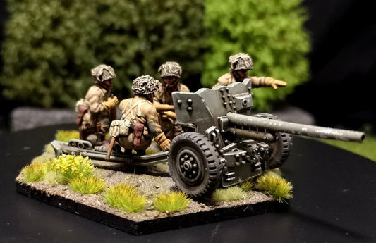 28mm WW2 US Airborne 57mm anti-tank gun model with four paratrooper gunners on a diorama base