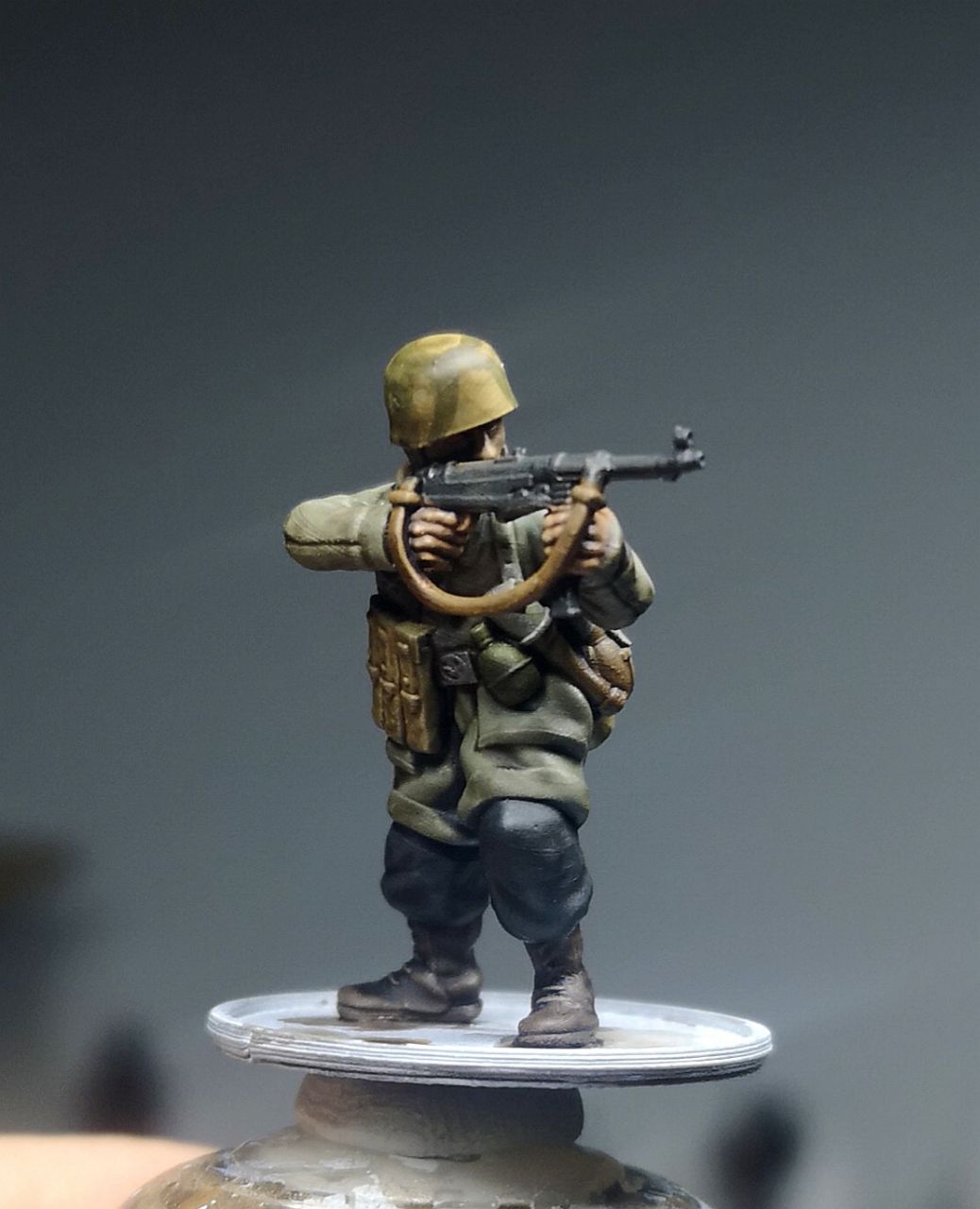 28mm WW2 German Paratrooper firing MP40