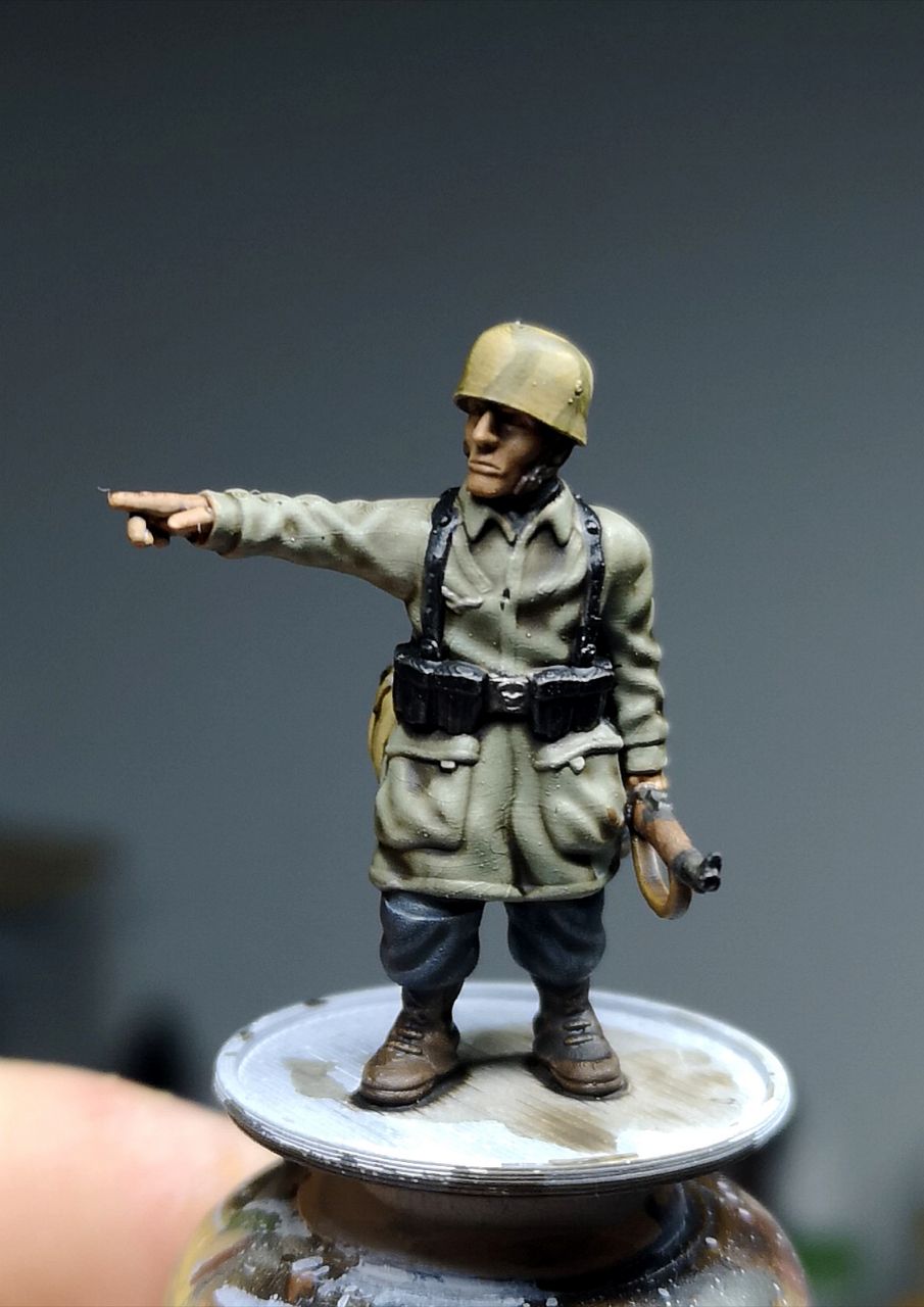 28mm WW2 German Paratrooper indicating, with Mauser K98 rifle