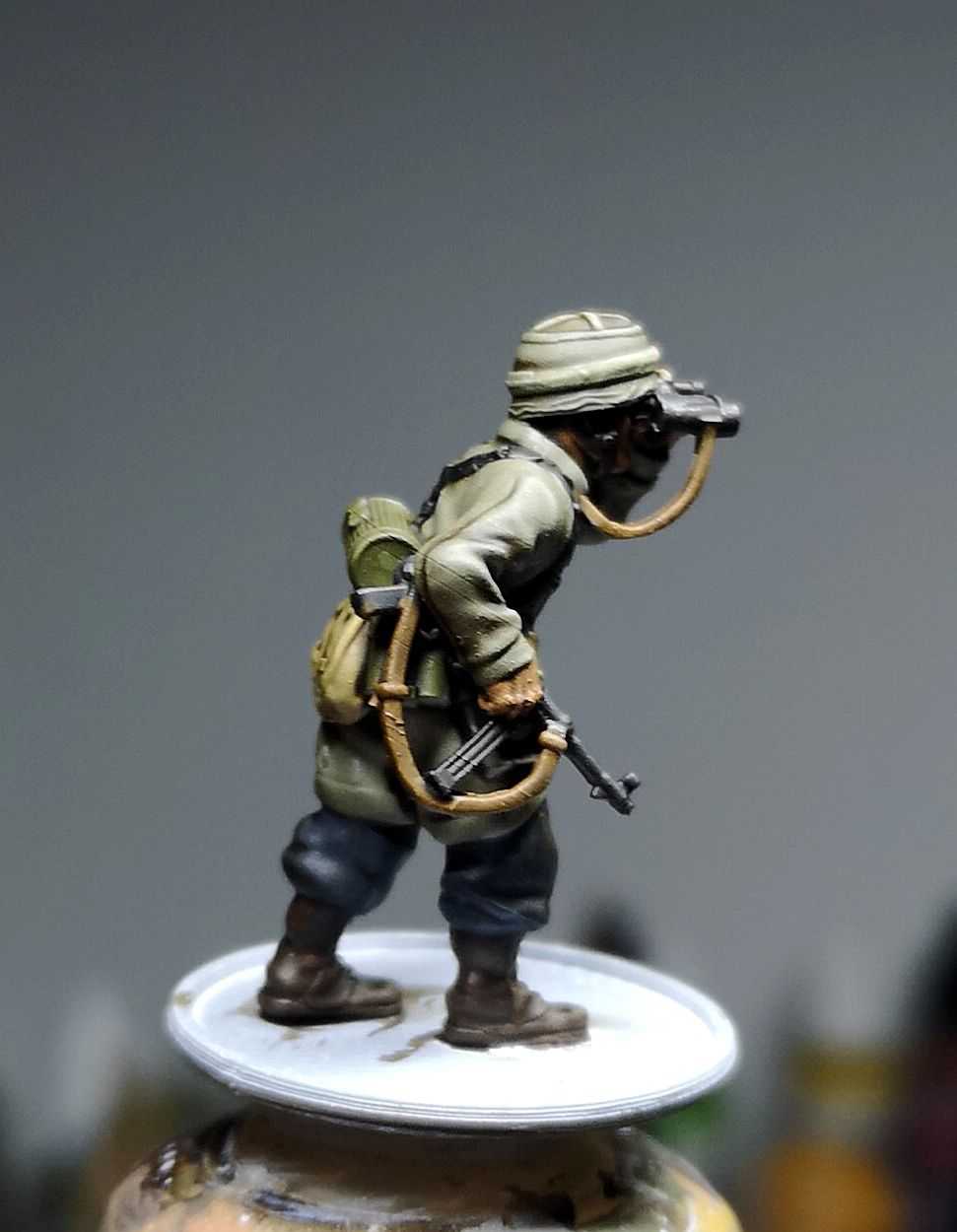 28mm WW2 German Paratrooper NCO observing with binoculars