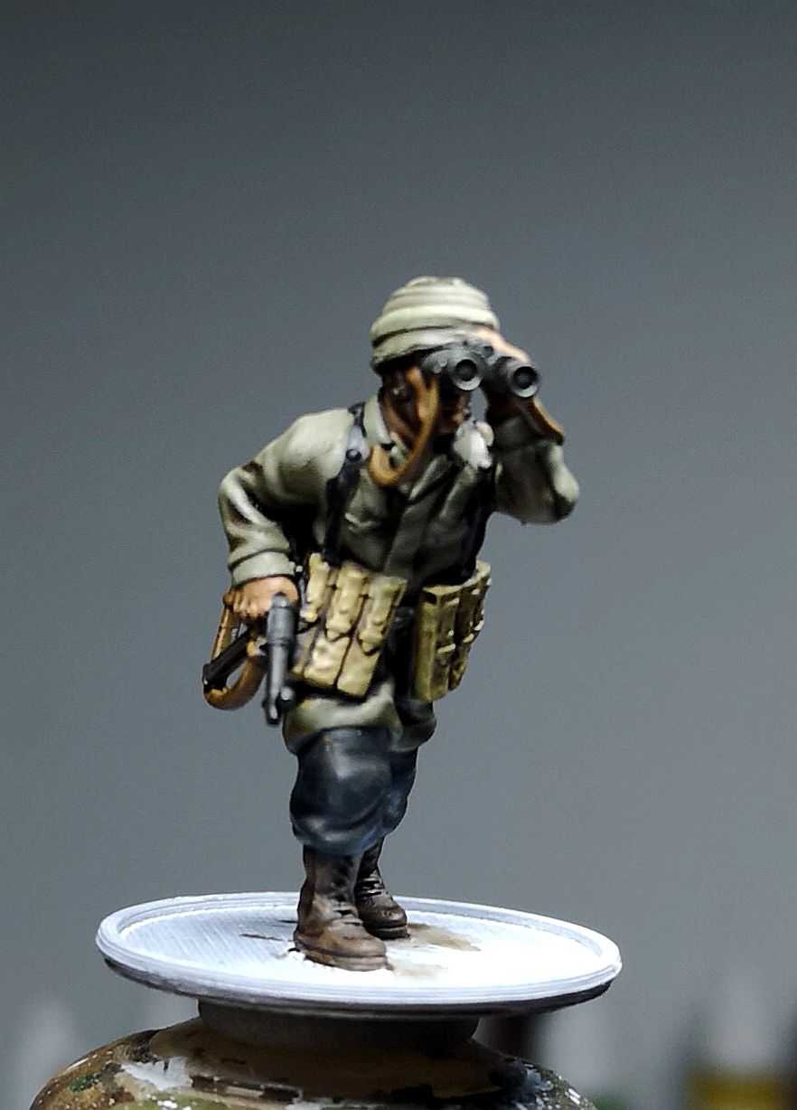 28mm WW2 German Paratrooper NCO miniature observing with binoculars and MP40 model for wargaming