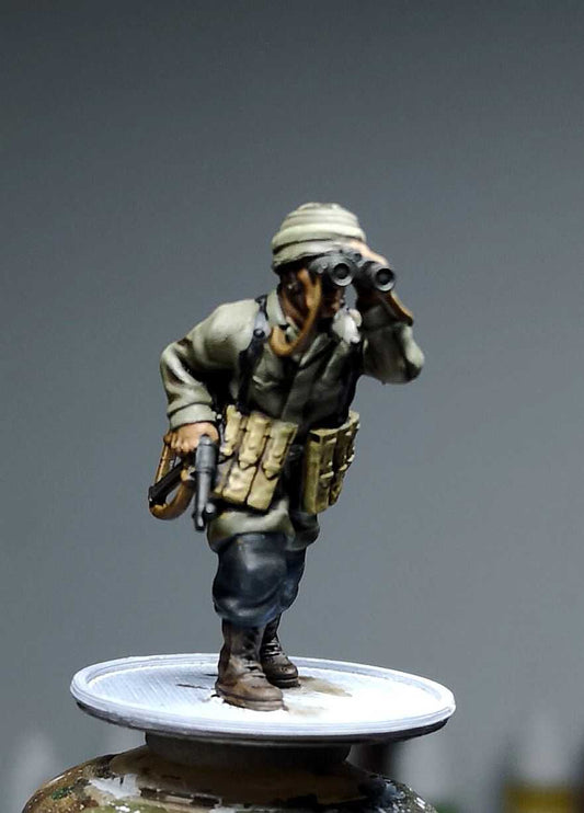 28mm WW2 German Paratrooper NCO miniature observing with binoculars and MP40 model for wargaming
