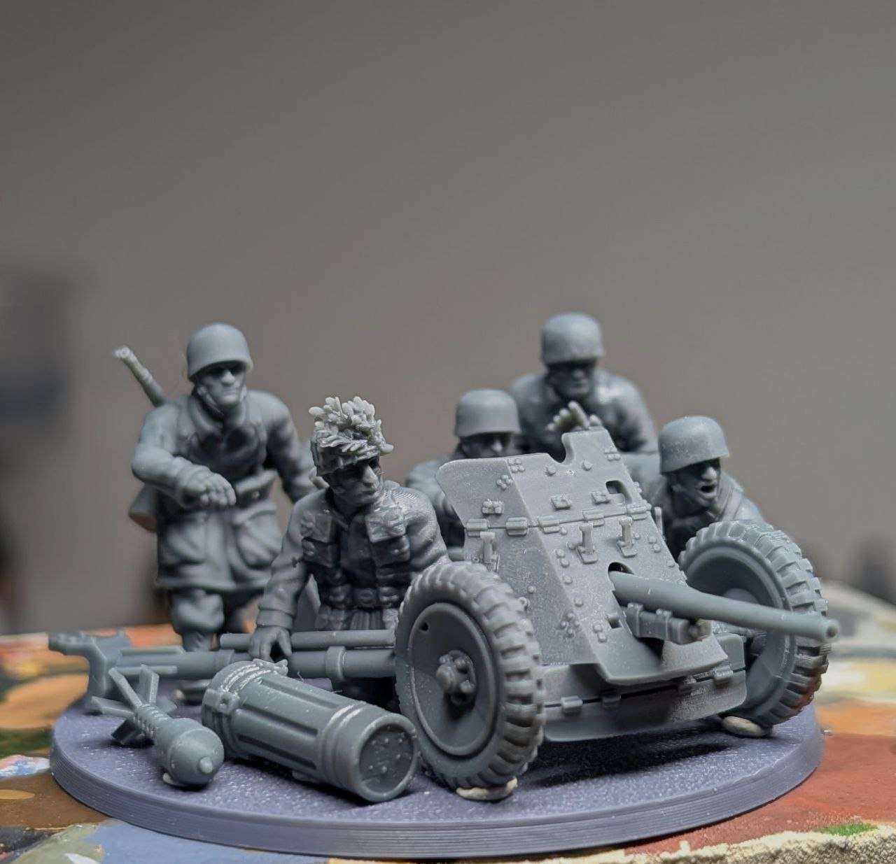 28mm WW2 Fallschirmjager resin miniatures with PaK36 artillery and ammo crates unpainted